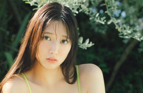 ヤングマガジン50号巻中グラビアに登場